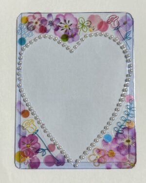 パールシールでハート型に枠を制作し、周りをクリアなお花のシールで埋めたデザイン