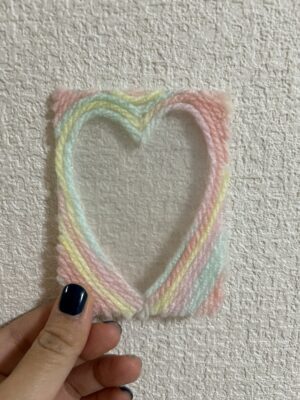 グラデーションの毛糸を使ってハートの枠を作ってみた