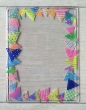 カラフルな三角形のシールだけを使用して制作した硬質ケース