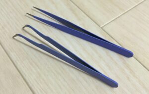 パープルカラーのピンセット2種類