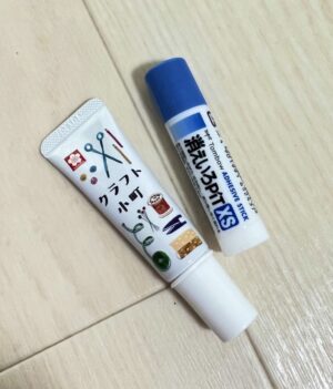 スティックタイプと先の細いタイプの液体のり