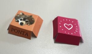 カットして折り目をつけたデザイン