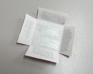 裏にのりをつけた様子