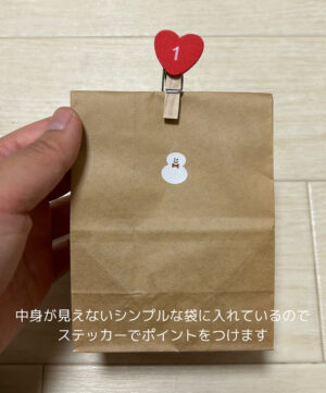 紙袋に雪だるまのシール