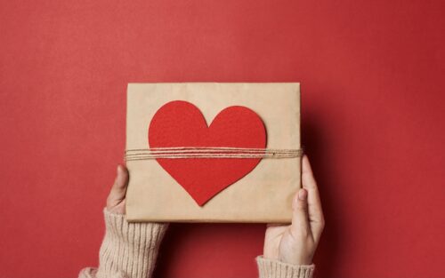 赤いハートがポイントのプレゼントボックス