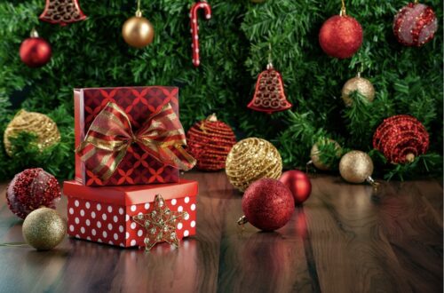 赤いリボンのプレゼントとキラキラのクリスマス飾り