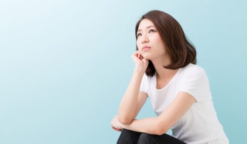 悩む女性