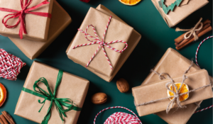 グリーンの背景とクリスマスプレゼント